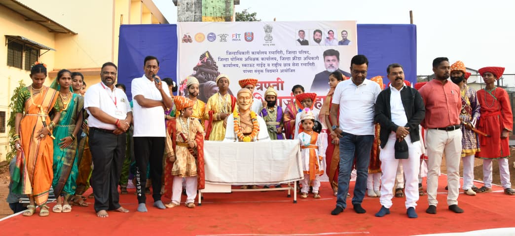 ढोल ताशांच्या निनादात आणि लेझीमच्या गजरात शिवजयंतीचा अभूतपूर्व उत्साह; पोलीस बँडची मानवंदना पारंपरिक पोशाखातील विद्यार्थ्यांच्या पदयात्रेने शहर ‘शिवमय’