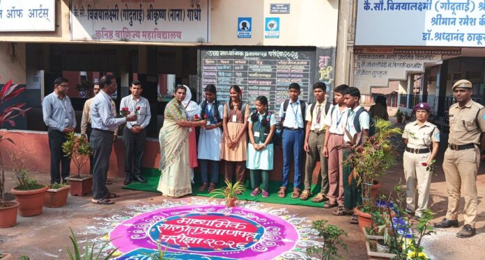 हुरहूर… उत्सुकता… टेन्शन! दहावीच्या परीक्षेला शांततेत सुरुवात