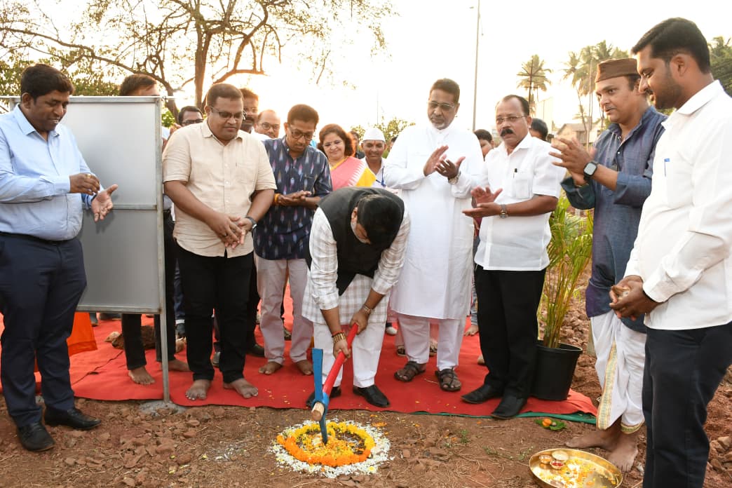 पालकमंत्र्यांच्या हस्ते पत्रकार भवनाचे भूमिपूजन स्पर्धा परीक्षा मार्गदर्शन केंद्रासाठी आवश्यक तो निधी दिला जाईल   – पालकमंत्री डाॕ उदय सामंत