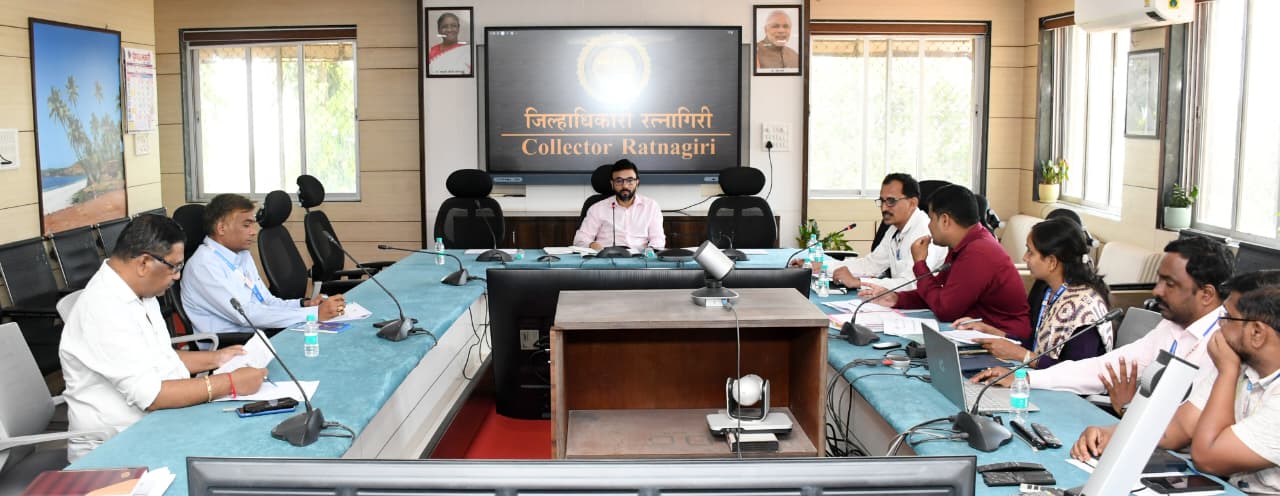 ‘बेटी बचाओ बेटी पढाओ’ जिल्हा कृती दलाची बैठक रांगोळी, वक्तृत्व, स्पर्धा परीक्षा मार्गदर्शन मेळावे, पथनाट्य माध्यमातून जनजागृती करावी   – जिल्हाधिकारी मनुज जिंदल