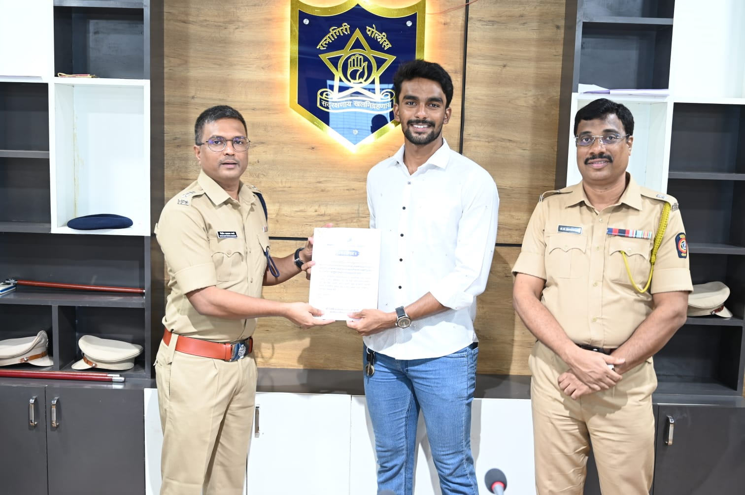 धाडस आणि माणुसकीचे प्रतिक म्हणजे करण महेश मिलके; कालवे काढताना समुद्रात बुडणार्‍या महिलेला जीवदान